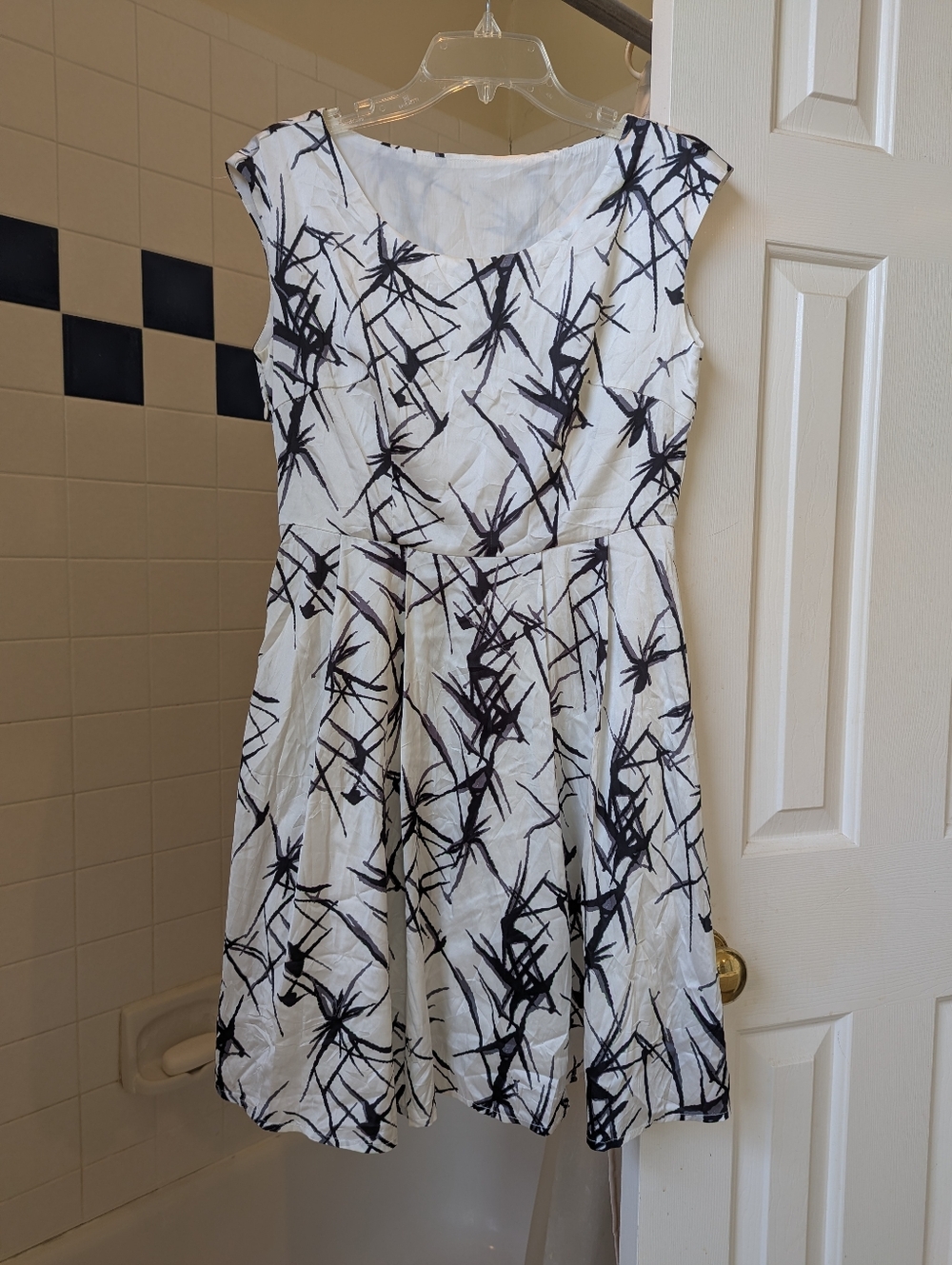 White sleeveless dress featuring black abstract print pattern Size M
